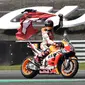 Selebrasi pembalap Repsol Honda, Marc Marquez usai memenangkan balapan MotoGP Thailand 2018.