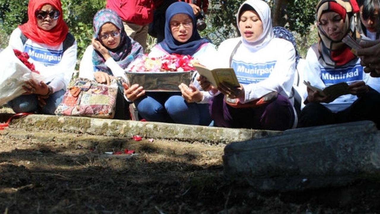 Kekhusyukan aktivis gelar tahlilan di makam Munir