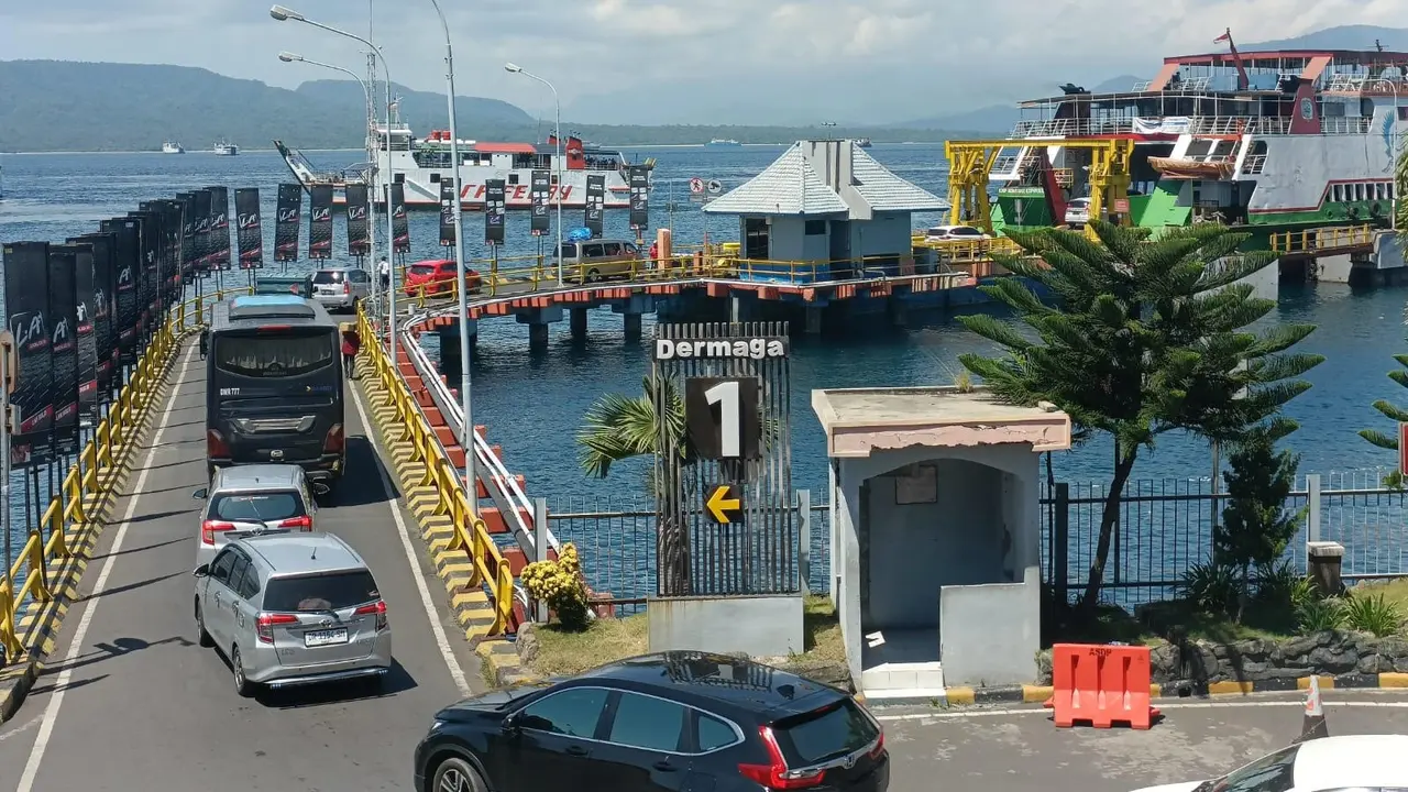 Antrean kendaraan yang hendak menyebrang ke Pulau Jawa dari Pelabuhan Gilimanuk Bali.