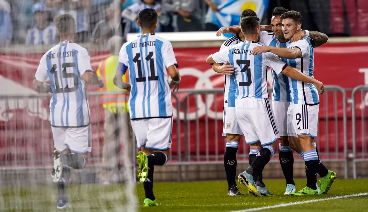 Para pemain Argentina merayakan gol Julian Alvarez (kanan) ke gawang Jamaika pada pertandingan persahabatan di Harrison, New Jersey, Amerika Serikat, 27 September 2022. Argentina menang 3-0 dengan Messi mencetak dua gol. (AP Photo/Eduardo Munoz Alvarez)