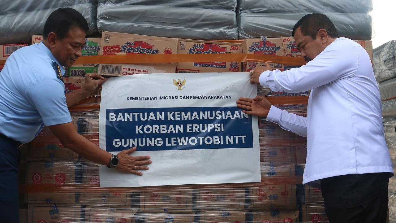 FOTO: Menteri Imipas Kirimkan Bantuan Kemanusiaan untuk Korban Erupsi Gunung Lewotobi Laki-Laki Pakai Hercules