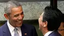 Presiden AS ke-44 Barack Obama dan PM Jepang, Shinzo Abe tertawa di depan salah satu restoran sushi di kawasan Ginza, Tokyo, Jepang, (25/3). (AP Photo / Shizuo Kambayashi, Pool)