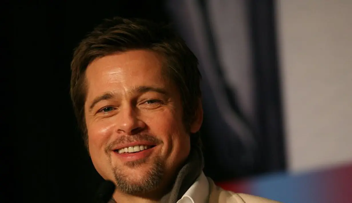 Problema rumah tangganya bersama Angelina Jolie memang membuat Brad Pitt sangat tertekan. Untuk mengatasinya itu, dikabarkan Pitt melakukan operasi plastik untuk mengatasi masalah pada wajahnya. (AFP/Bintang.com)