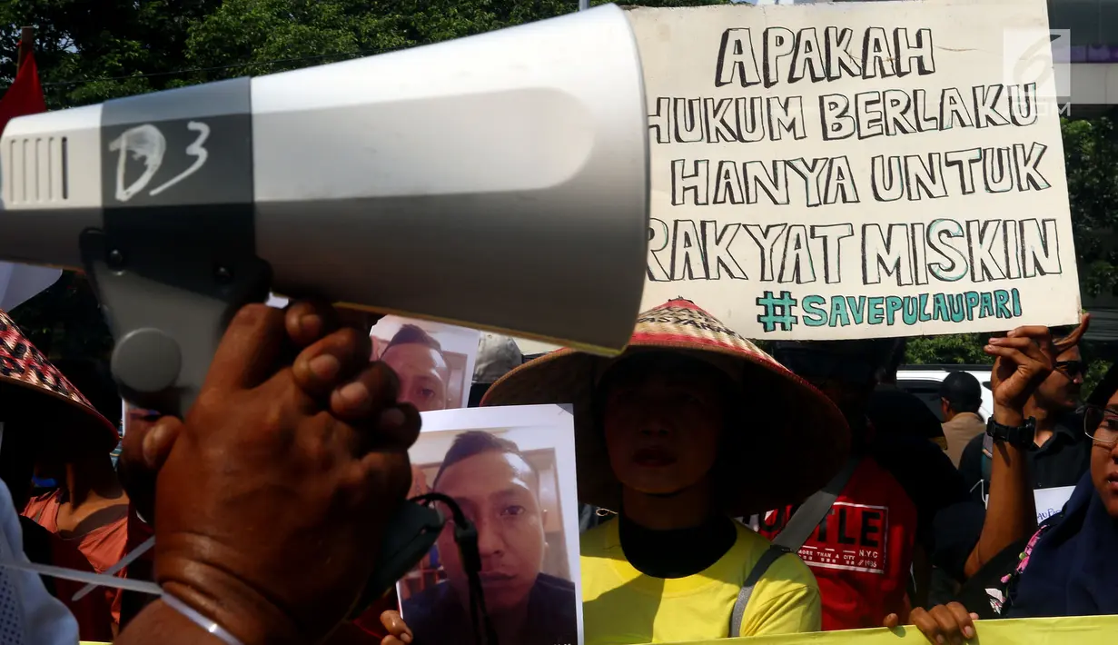 Warga Pulau Pari berorasi saat unjuk rasa di depan Pengadilan Negeri Jakarta Utara, Selasa (8/5). Mereka juga menuntut dibebaskannya warga yang di tangkap terkait sertifikat Mal-Administrasi di Pulau Pari. (Liputan6.com/Johan Tallo)