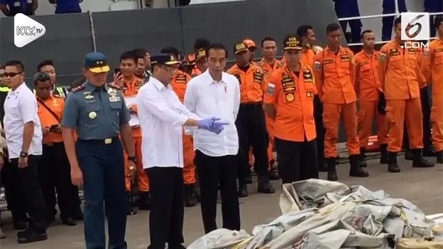 Presiden Jokowi melakukan kunjungan ke posko Lion Air di Tanjung Priok. Ia mengecek proses pencarian korban dan bangkai pesawat Lion Air JT 610.