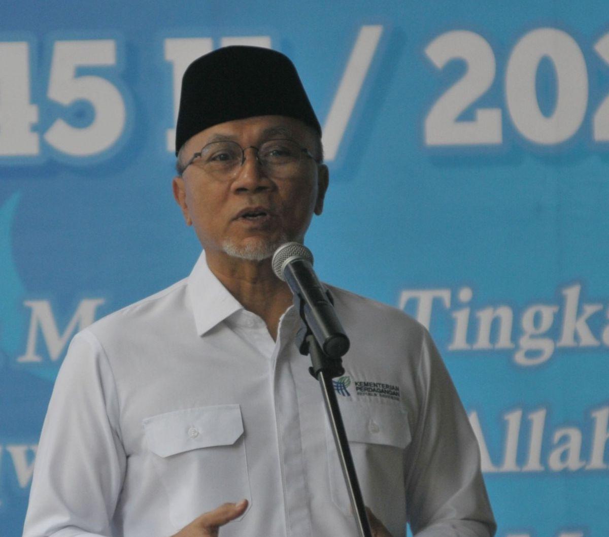 "Saya tanda tangan lain melalui secara elektronik yang dinamakan dengan digital signature, jadi itu adalah Sejarah dari terbitnya Permendag 8 itu Karena prinsipnya menteri kami," masih kata Zulkifli.&nbsp;