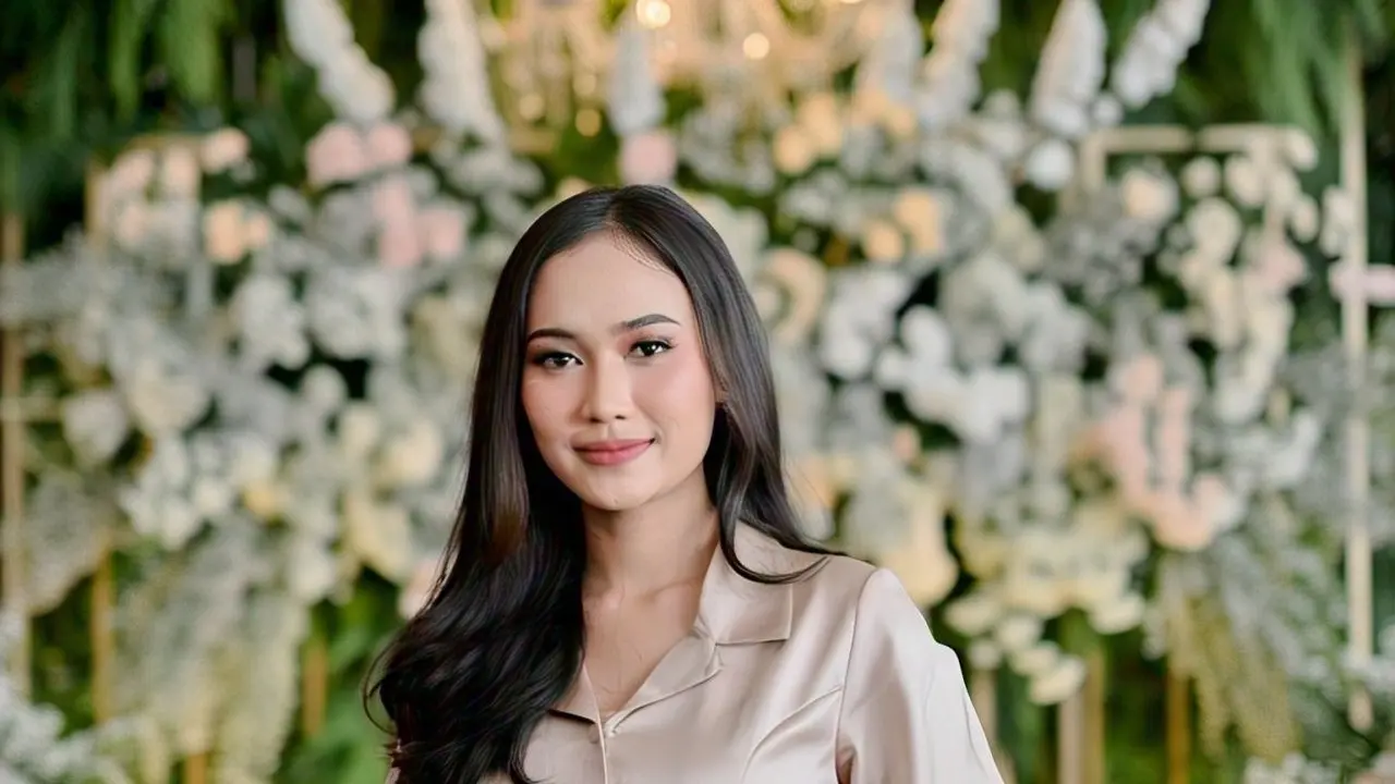 Referensi baju bridesmaid polos model "Satin Polos dengan Kacing Depan"/Via Meta AI