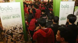 Para suporter Manchester United menganteri untuk nonton bersama laga antara MU melawan City. (Bola.com/Vitalis Yogi Trisna)