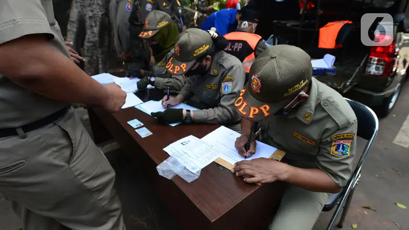 Sanksi Pelanggar PSBB di Pasar Gembrong