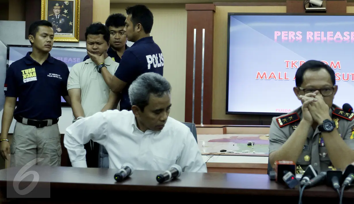 Polisi menghadirkan tersangka kasus ledakan di Mall Alam Sutera saat menggelar konferensi pers di Polda Metro Jaya, Jakarta, Kamis (29/10). Pria berinisial LWK (29) diduga melakukan pengebomannya atas dasar pemerasan. (Liputan6.com/Yoppy Renato)