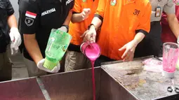 Petugas dan sejumlah tersangka memusnahkan barang bukti 239,84 Kg sabu dan 30 ribu butir ekstasi di Polda Metro Jaya, Jakarta, Kamis (24/5). Narkoba tersebut dimusnahkan dengan cara diblender. (Liputan6.com/Arya Manggala)
