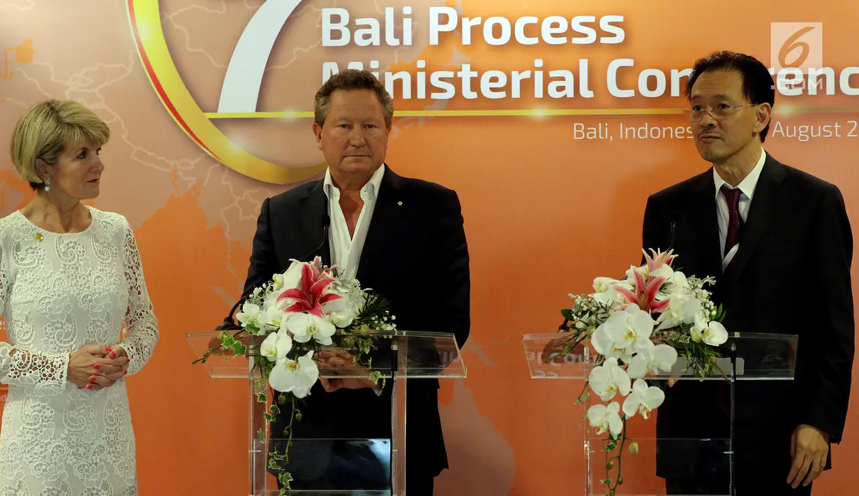 Menlu Australia Julie Bishop, President Commissioner Emtek Eddy Kusnadi Sariaatmadja, dan Chairman Fortescue Metals Group Andrew Forrest saat memberikan keterangan saat penutupan Bali Process 2018 di Nusa Dua Bali, Selasa (7/8). (Liputan6.com/Johan Tallo)