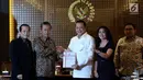 Ketua DPR, Bambang Soesatyo, bersama Ketua Pansus Pelindo DPR RI, Rieke Diah Pitaloka menerima laporan hasil audit investigatif  dari Ketua BPK RI Moermahadi Soerja Djanegara di Kompleks Parlemen, Senayan, Jakarta, Rabu (31/1). (Liputan6.com/Johan Tallo)