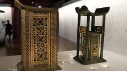 Tahta Raja Ghezo abad ke-19, kiri, dan Tahta Raja Glele, dari Benin, di museum Quai Branly–Jacques Chirac, Paris (25/10/2021). Patung kayu antropomorfik, singgasana kerajaan, dan altar suci dicuri oleh tentara Prancis pada abad ke-19 dari Afrika Barat. (AP Photo/Michel Euler)