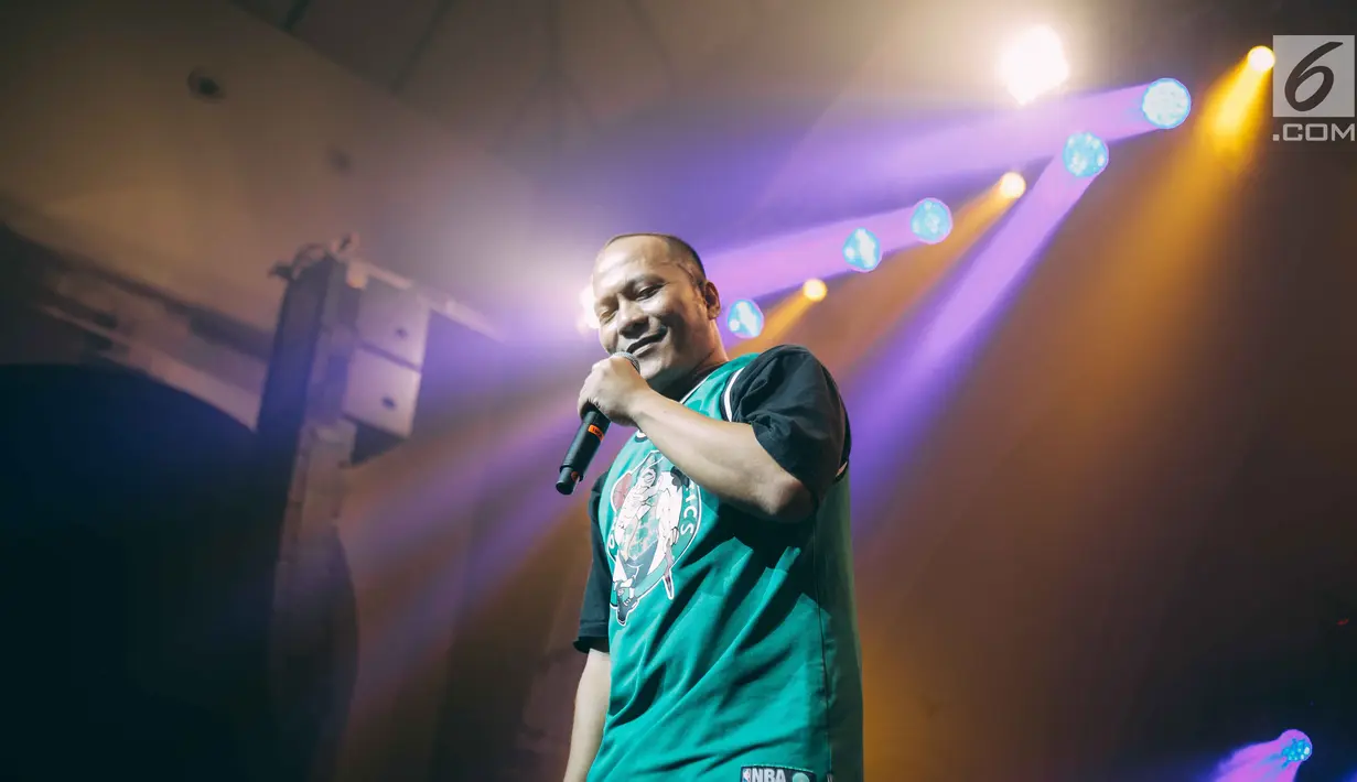 Penampilan Rapper Iwa K saat menggelar konser Batman Kasarung di The Pallas, SCBD, Jakarta, Selasa (4/4). Konser tersebut digelar untuk merayakan 25 tahun Iwa K berkarier di industri musik Indonesia. (Liputan6.com/Faizal Fanani)