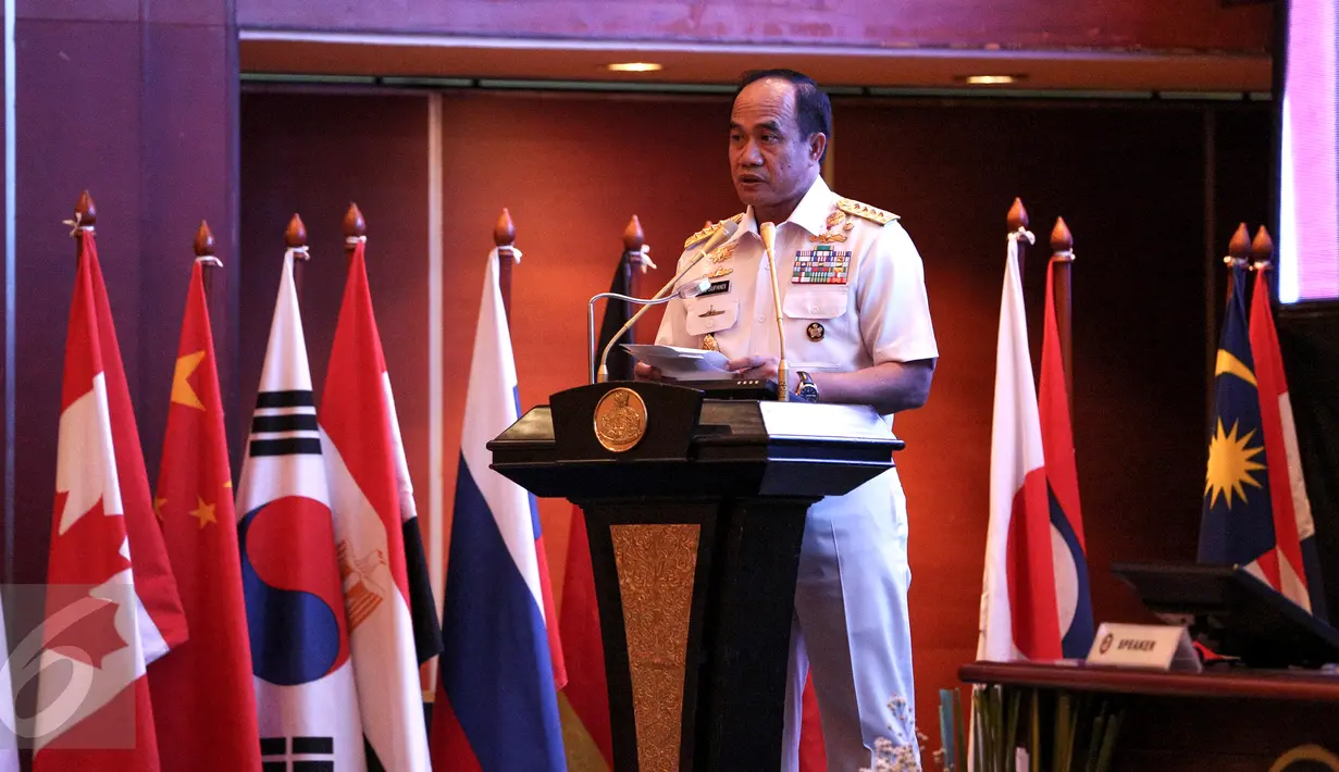 KSAL Laksamana TNI Ade Supandi memberikan sambutan saat pembukaan Simposium Keamanan Maritim Internasional Kedua di Jakarta, Rabu (16/9/2015). Kegiatan tersebut diikuti para Perwira Tinggi AL dari 42 negara.(Liputan6.com/Faizal Fanani)