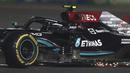 Sementara itu, rekan setim Lewis Hamilton, Valtteri Bottas harus bernasib apes usai mengalami pecah ban pada lap ke-34. Ia harus 'menyeret' mobilnya ke pit stop untuk mengganti ban yang lain. Hal tersebut membuat posisinya melorot dari P3 menjadi P14. (AP/Darko Bandic)