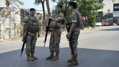 Petugas keamanan Lebanon berjaga di jalan menuju Kedutaan Besar Amerika Serikat (AS) di Aukar, pinggiran utara Beirut, Rabu (5/6/2024). (AP Photo/Bilal Hussein)