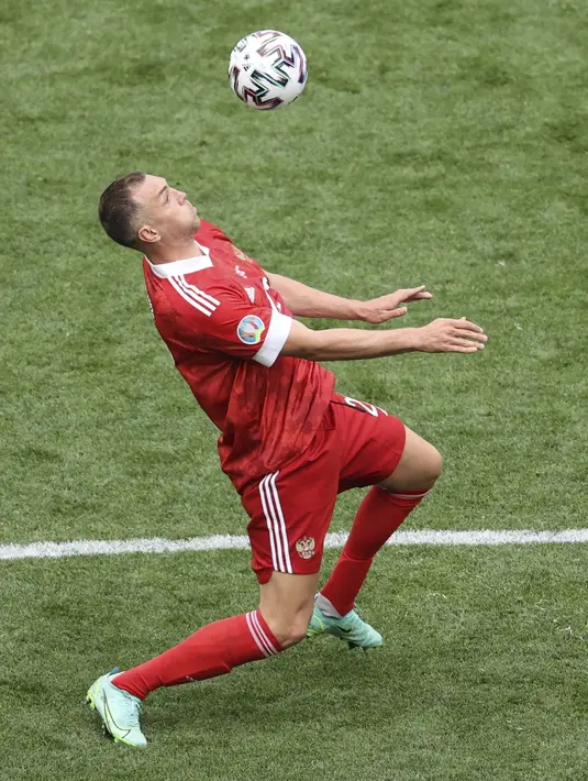 Penyerang Rusia, Artem Dzyuba mengontrol bola saat bertanding melawan Finlandia pada pertandingan grup B Euro 2020 di stadion Gazprom Arena di St. Petersburg, Rusia, Rabu (16/6/2021). Rusia menang tipis atas Finlandia dengan skor 1-0. (AP Photo/Anton Vaganov, Pool)