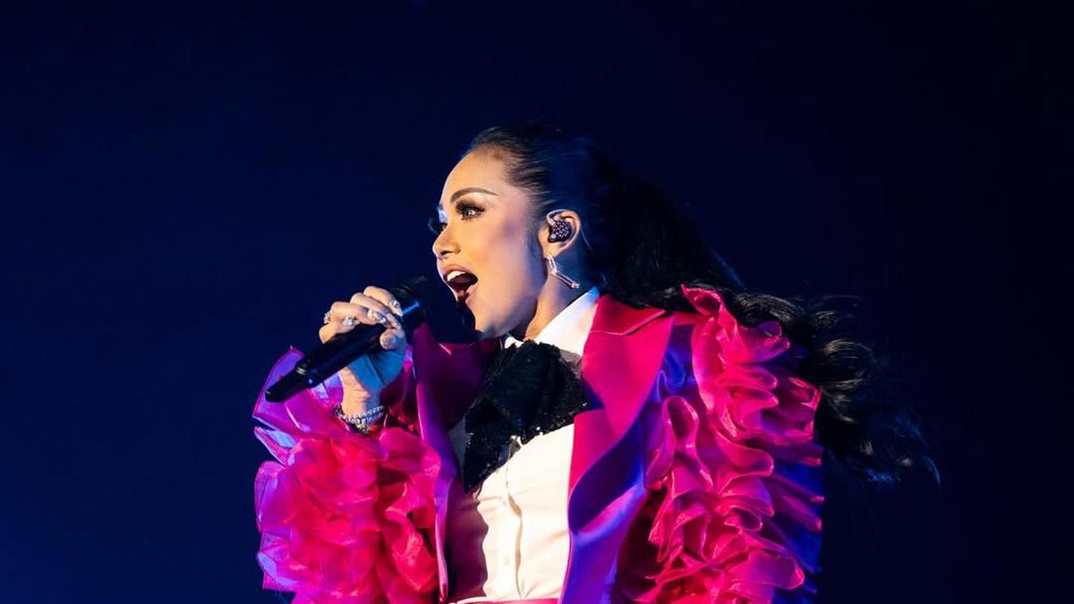 Gebrak Java Jazz Festival, Krisdayanti Tampil Enerjik dengan Busana Retro Bernuansa Fuschia