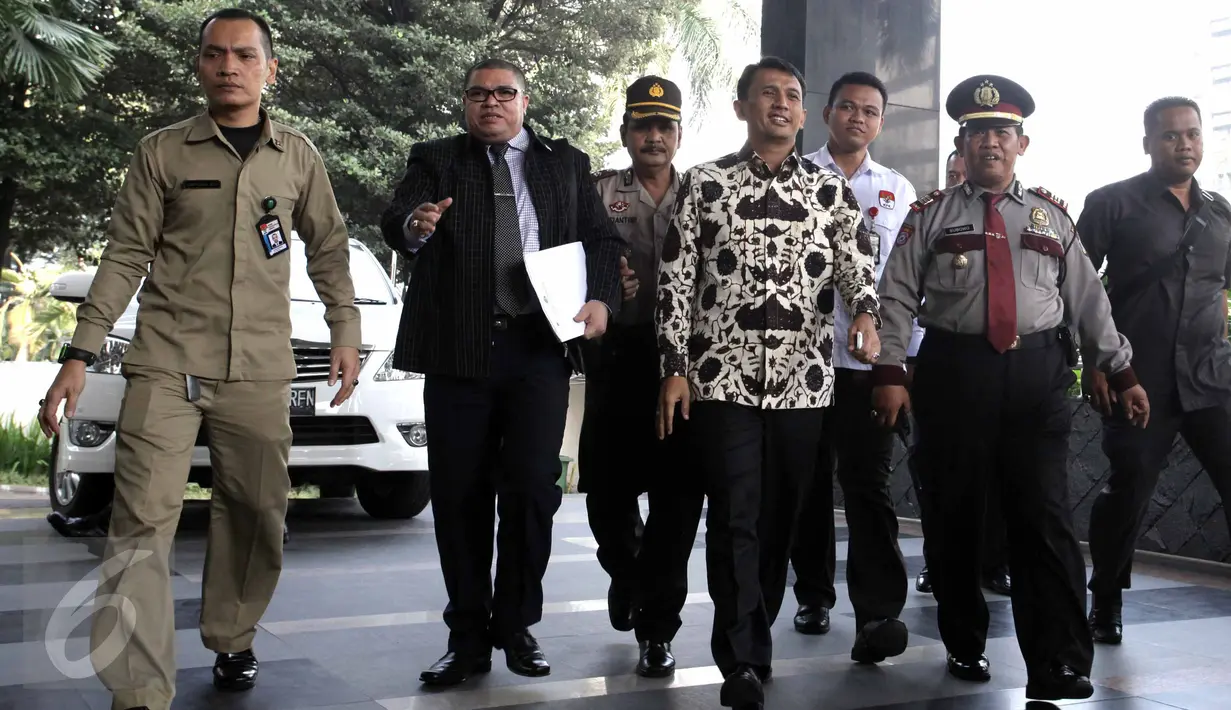 Gubernur Sumatera Utara, Gatot Pujo Nugroho berjalan masuk ke Gedung Komisi Pemberantasan Korupsi (KPK), Jakarta, Rabu (22/7/2015). Gatot Pujo Nugroho diperiksa sebagai saksi kasus suap hakim PTUN Medan.(Liputan6.com/Helmi Afandi) 