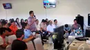Terlihat beberapa pertanyaan dari pihak keluarga penumpang AirAsia QZ8501 yang hilang kepada tim SAR yg berada dilapangan di posko crisis center, Surabaya, Selasa (30/12). (Liputan6.com/Johan Tallo)