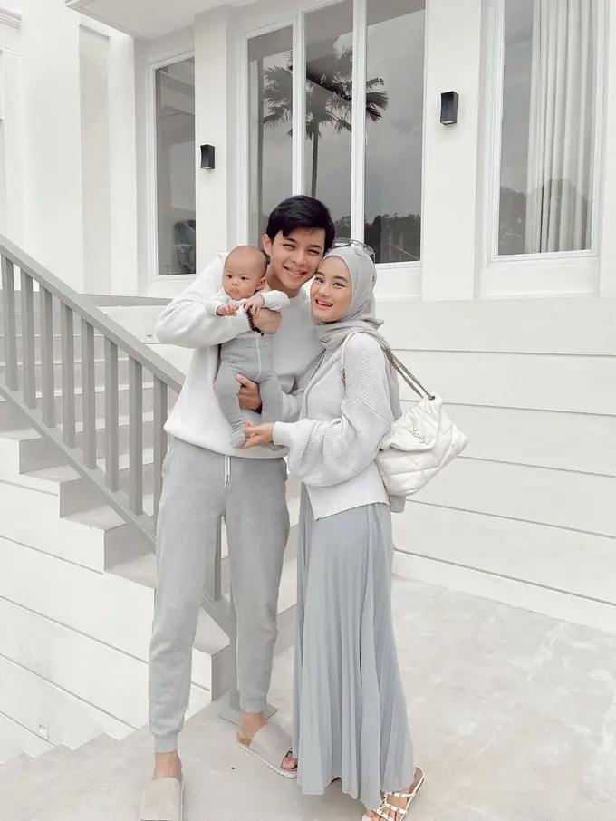 10 OOTD Kompak ala Keluarga Dinda Hauw dan Rey Mbayang, Family Goals Panutan