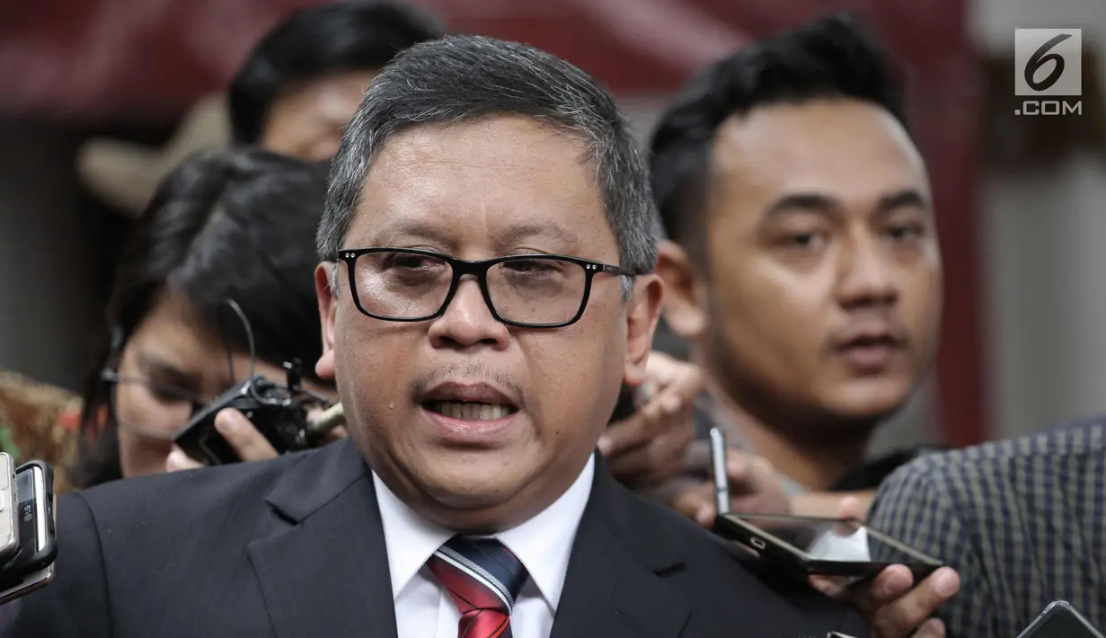 Sekjen PDIP Hasto Kristiyanto memberi keterangan pers usai menemui Ketum PDIP Megawati Soekarnoputri, Jakarta, Sabtu (6/1). Abdullah Azwar Anas mengundurkan diri sebagai bakal calon wakil gubernur di Pilkada Jawa Timur 2018. (Liputan6.com/Arya Manggala)