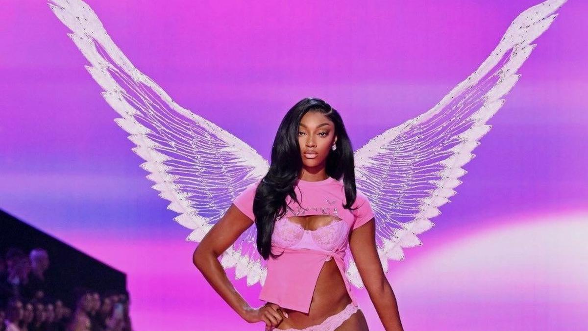 Pesona Bak Barbie Angel Reese, Atlet Pertama yang Melangkah di Runway Victoria’s Secret Fashion Show 2025