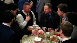 Para pemain Clemson Tigers memakan makanan cepat saji di Gedung Putih, Washington, Senin (14 /1). Gedung Putih menyajikan makanan cepat saji lantaran para koki dirumahkan akibat penutupan sebagian pemerintahan. (AP Photo/Manuel Balce Ceneta)