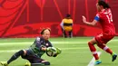 Kiper Swiss, Gaelle Thalmann menangkap bola dari kejaran penyerang Kanada, Christine Sinclair saat Piala Dunia wanita 2015 di BC Place Stadium, Senin (22/6/2015). Kanada menang 1-0 atas Swiss lewat gol Josee Belanger. (Reuters/Anne Marie Sorvin)