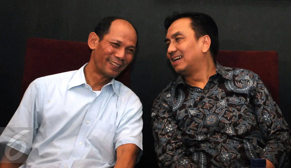 Pengamat ekonomi politik, Ichsanuddin Noorsy (kiri) berbincang dengan Anggota DPR F-PDIP Effendi Simbolon saat diskusi Membongkar Rahasia Terdalam Freeport di Jakarta, Minggu (22/11/2015). (Liputan6.com/Helmi Fithriansyah)