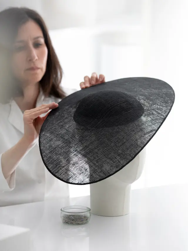 Yseult Menutup Upacara Penutupan Olimpiade Paris 2024 dengan Busana Haute Couture Dior