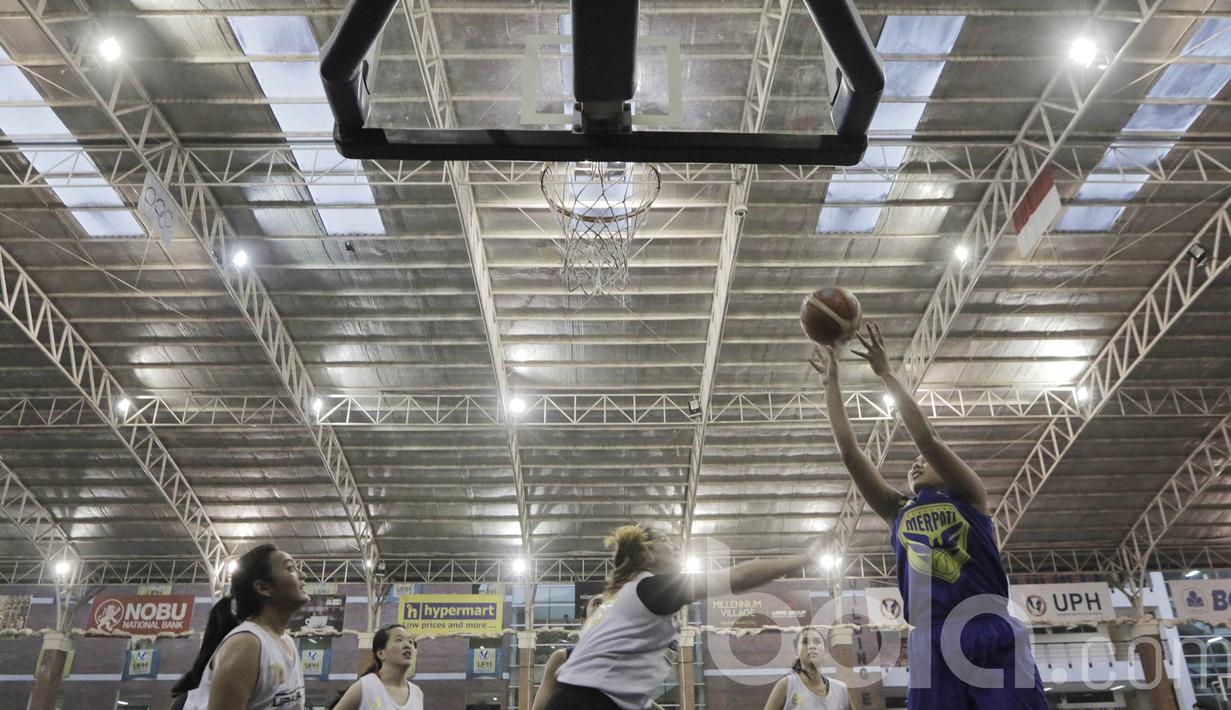 Pebasket Merpati Bali, Regita Pramesti, berusaha melewati pebasket UPH saat laga uji coba di Lapangan Basket UPH Karawaci, Banten, Kamis (16/3/2017). Pertandingan tersebut berhasil dimenangkan Merpati dengan skor 37-28. (Bola.com/M Iqbal Ichsan)