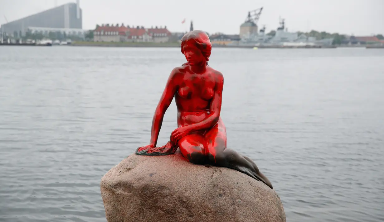 Cat merah menutupi tubuh patung putri duyung 'Little Mermaid' Mermaid' yang menjadi korban vandalisme di Kopenhagen, Denmark, Selasa (30/5). Kepolisian Denmark tengah menyelidiki kasus perusakan patung bersejarah ini. (Jens Dresling/Ritzau Foto via AP)