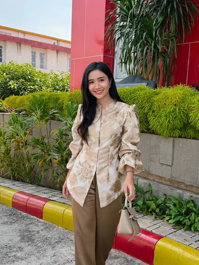 Pesona Febby Rastanty Dampingi Suami Rayakan HUT Polri ke-80, Pancarkan Aura Ibu Bhayangkari dengan Tas Rp35 Jutaan