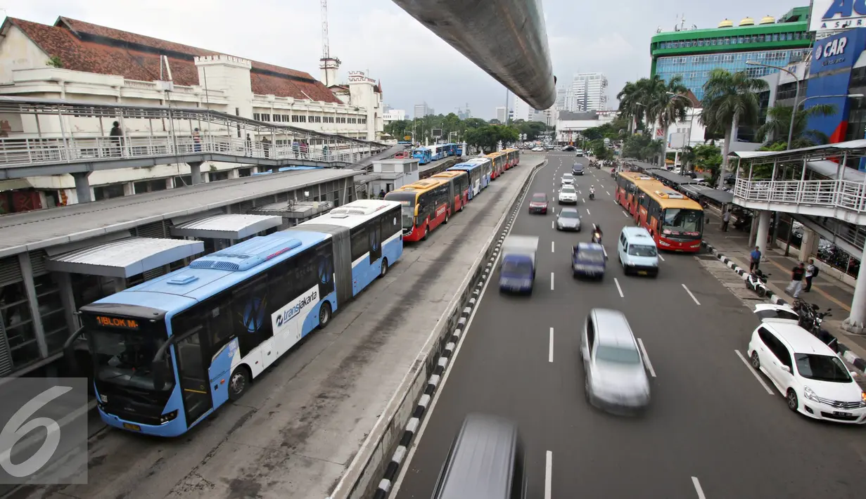 Bus Transjakarta menunggu giliran mengangkut penumpang di Halte Harmoni, Jakarta (19/4). Beroperasinya 247 bus di Koridor I, Dirut PT Transjakarta memprediksi jarak kedatangan bus setiap halte membutuhkan waktu 30 detik. (Liputan6.com/Immanuel Antonius)