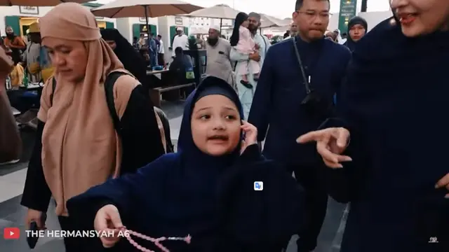 Azriel Beli Cincin Emas Untuk Sarah Menzel