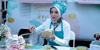 Di tengah kesibukannya, pemeran yang kini lebih banyak menjalankan bisnis Zaskia Sungkar menyempatkan membuat takjil untuk berbuka puasa. Istri Irwansyah itu terlihat saat memotongi buah di Masjid Cut Mutia, Jakarta Pusat. (Deki Prayoga/Bintang.com)