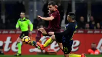Penyerang AS Roma, Edin Dzeko berusaha melewati gelandang Inter Milan, Gary Medel di Liga Italia Serie A di Stadion Giuseppe Meazza, Milan (27/2). AS Roma menang atas Inter dengan skor 3-1. (AFP Photo / Miguel Medina)