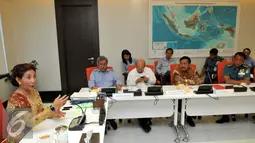 Suasana saat konferensi pers mengenai rencana penenggelaman kapal di Kantor Kementerian, Jakarta, Kamis (15/10/2015). Susi berencana akan menenggelamkan 14 dari 18 kapal pada 19-20 Oktober 2015. (Liputan6.com/Andrian M Tunay)
