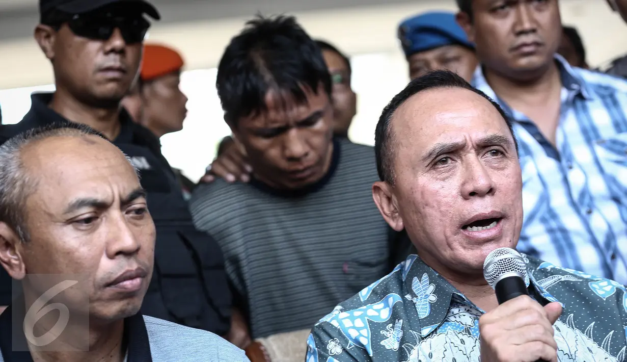 Kapolda Metro Jaya Irjen M Iriawan menjelaskan penangkapan tersangka perampokan sadis Pulomas, Ius Pane, di Bandara Halim Perdanakusuma, Minggu (1/1). Menurut Kapolda, Ius Pane hendak bersembunyi di rumah saudaranya di Medan. (Liputan6.com/Faizal Fanani)