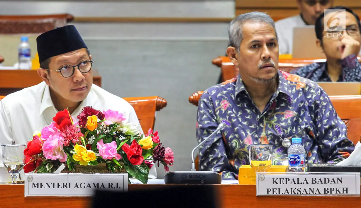 Menteri Agama Lukman Hakim Saifuddin dan Kepala BPKH Anggito Abimanyu saat mengikuti Rapat Dengar Pendapat (RDP) dengan Komisi VIII DPR RI di Kompleks Parlemen, Senayan, Jakarta, Selasa (23/4). RDP membahas penambahan jumlah kuota haji tahun 1440 H/ 2019 M. (Liputan6.com/Johan Tallo)