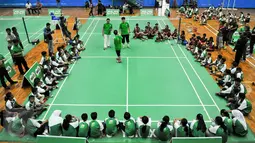 Peserta MILO School Competition 2015 memperhatikan dengan seksama saat coaching clinic yang diberikan oleh para legenda Bulutangkis Indonesia, Jakarta, Sabtu (28/11/2015). (Liputan6.com/Yoppy Renato