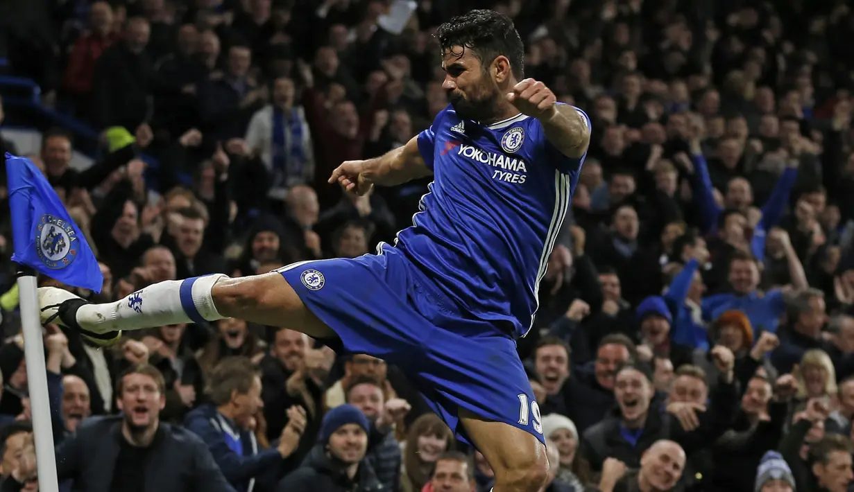 Striker Chelsea, Diego Costa, merayakan gol yang dicetaknya ke gawang Stoke City pada laga Liga Inggris di Stadion Stamford Bridge, Inggris, Sabtu (31/12/2016). (AFP/Ian Kington)