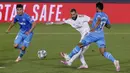 Pemain Real Madrid Karim Benzema (tengah) mencetak gol ke gawang Valencia pada pertandingan La Liga Spanyol di Estadio Alfredo Di Stefano, Madrid, Spanyol, Kamis (18/6/2020). Real Madrid menang 3-0 lewat dua gol Karim Benzema dan satu gol Marco Asensio. (AP Photo Manu Fernandez)