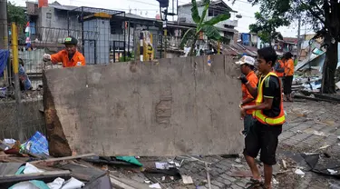 Petugas dari dinas pekerjaan umum membongkar puluhan bangunan liar di dekat stasiun Tebet, Jakarta, Selasa (19/8/14). (Liputan6.com/Miftahul Hayat)