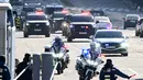 Pengawalan ketat dilakukan petugas gabungan setempat saat membawa Presiden Korea Selatan yang dimakzulkan, Yoon Suk Yeol menuju Kantor Investigasi Korupsi untuk Pejabat Tinggi (CIO) di Gwacheon. (Korea Pool/AFP/South Korea Out)