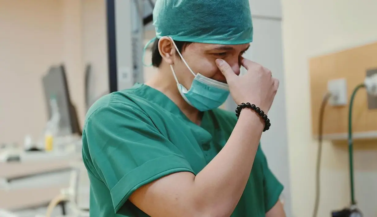 Momen Aurel Hermansyah melahirkan didampingi Atta Halilintar. [Foto: Instagram/attahalilintar]