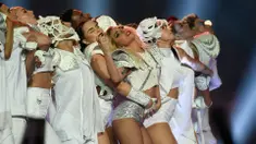 Lady Gaga tampil enerjik dan provokatif dalam half time show pada Super Bowl 51 antara New England Patriots vs Atalana Falcons pada Senin (6/2/2017) waktu Indonesia. (AFP / Timothy A. CLARY)